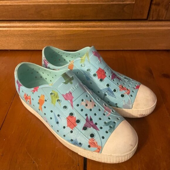 Native Jefferson Kids Slip-On Shoes – Origami Print Hydrangea Blue / Shell White - Picture 5 of 8